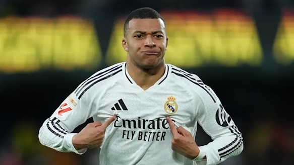 Lập siêu phẩm, Mbappe vượt Ro béo, áp sát Lewandowski