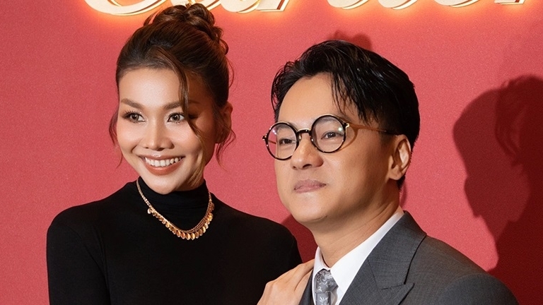 Hình ảnh vợ chồng siêu mẫu Thanh Hằng rạng rỡ dự sự kiện thời trang