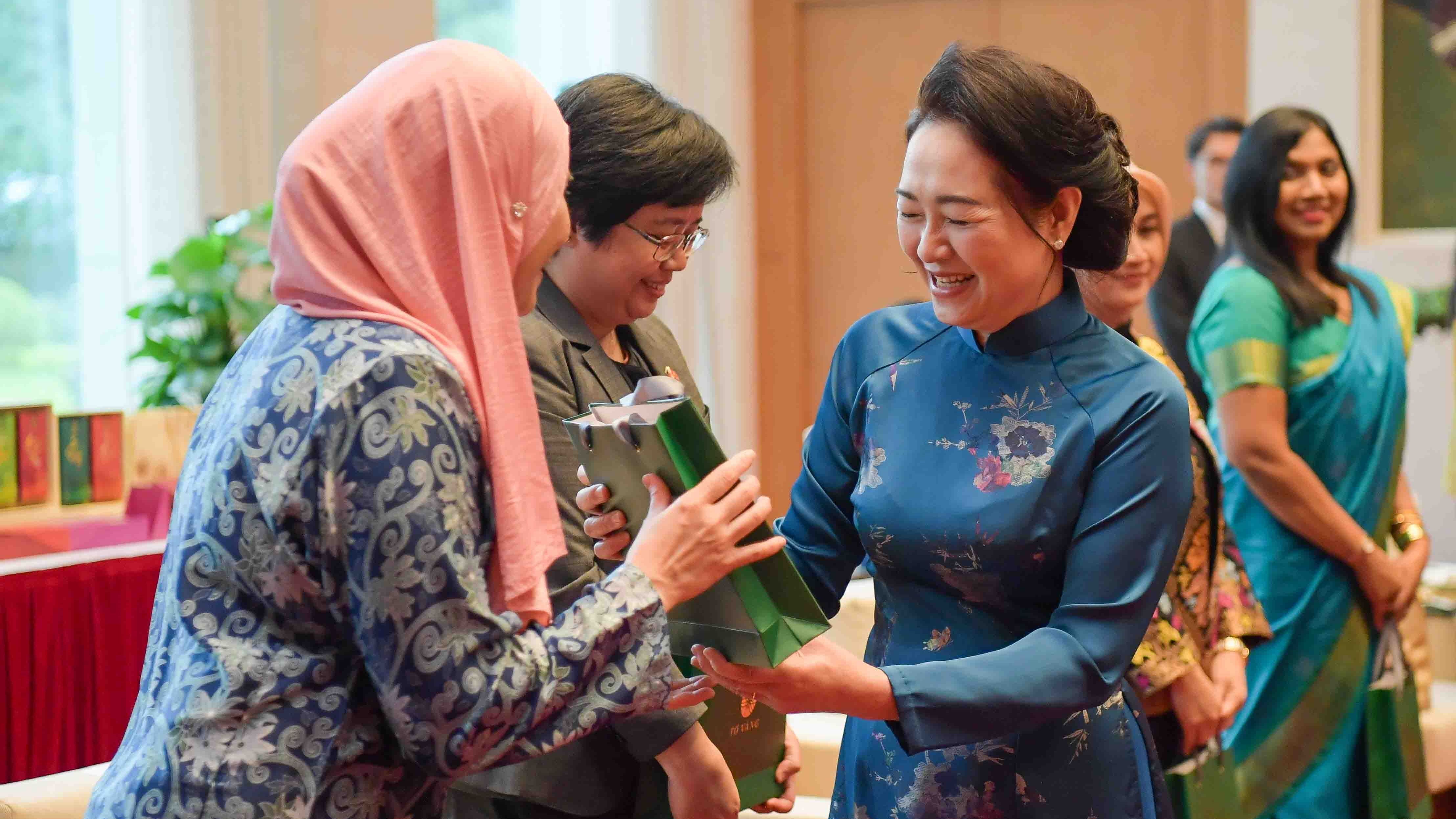 Phu nhân Chủ tịch Quốc hội Nguyễn Thị Thanh Nga tiếp Nhóm Phụ nữ cộng đồng ASEAN tại Hà Nội