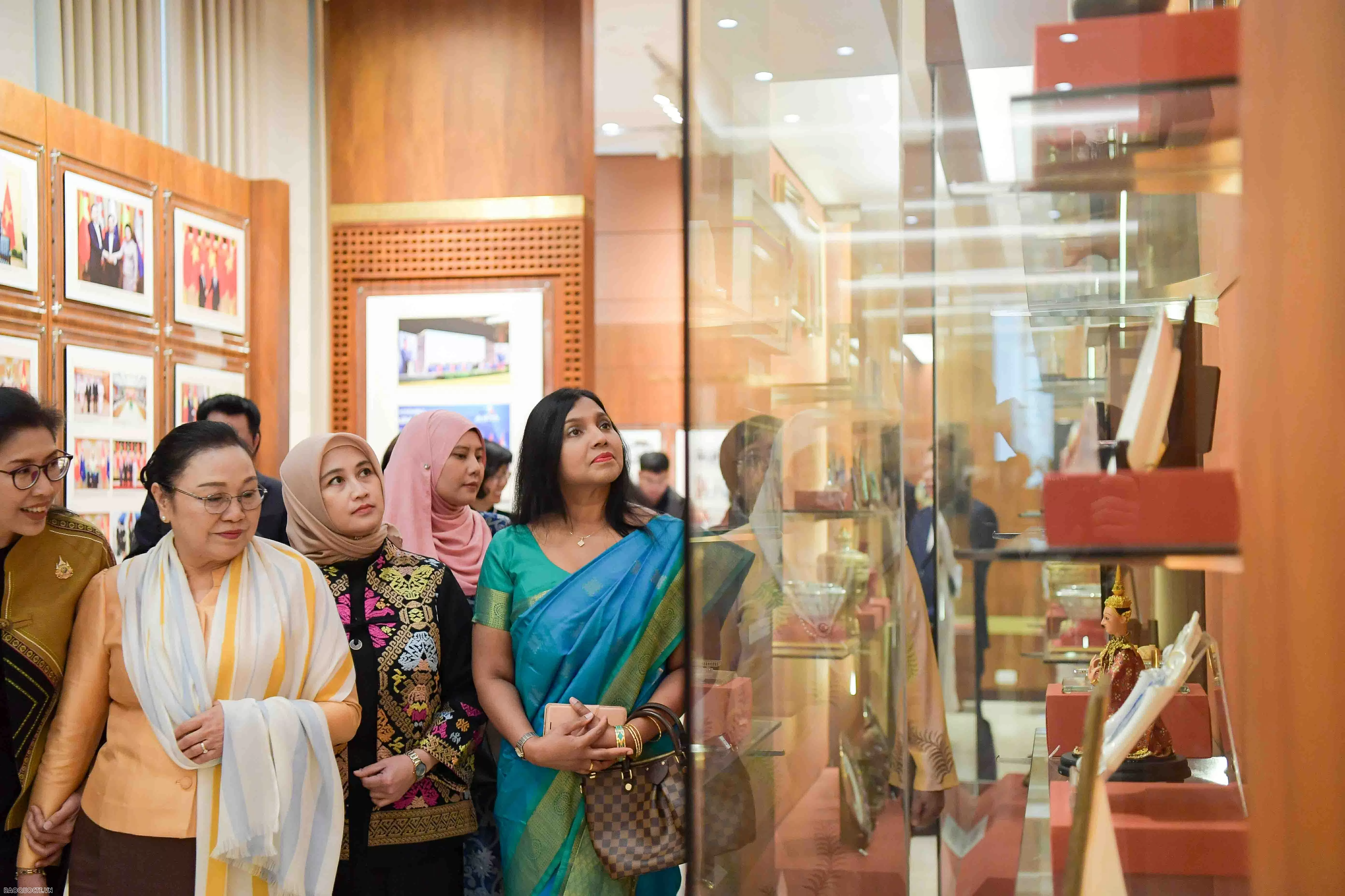 Phu nhân Chủ tịch Quốc hội tiếp Nhóm Phụ nữ cộng đồng ASEAN Phu nhân Chủ tịch Quốc hội Nguyễn Thị Thanh Nga tiếp Nhóm Phụ nữ cộng đồng ASEAN tại Hà Nội