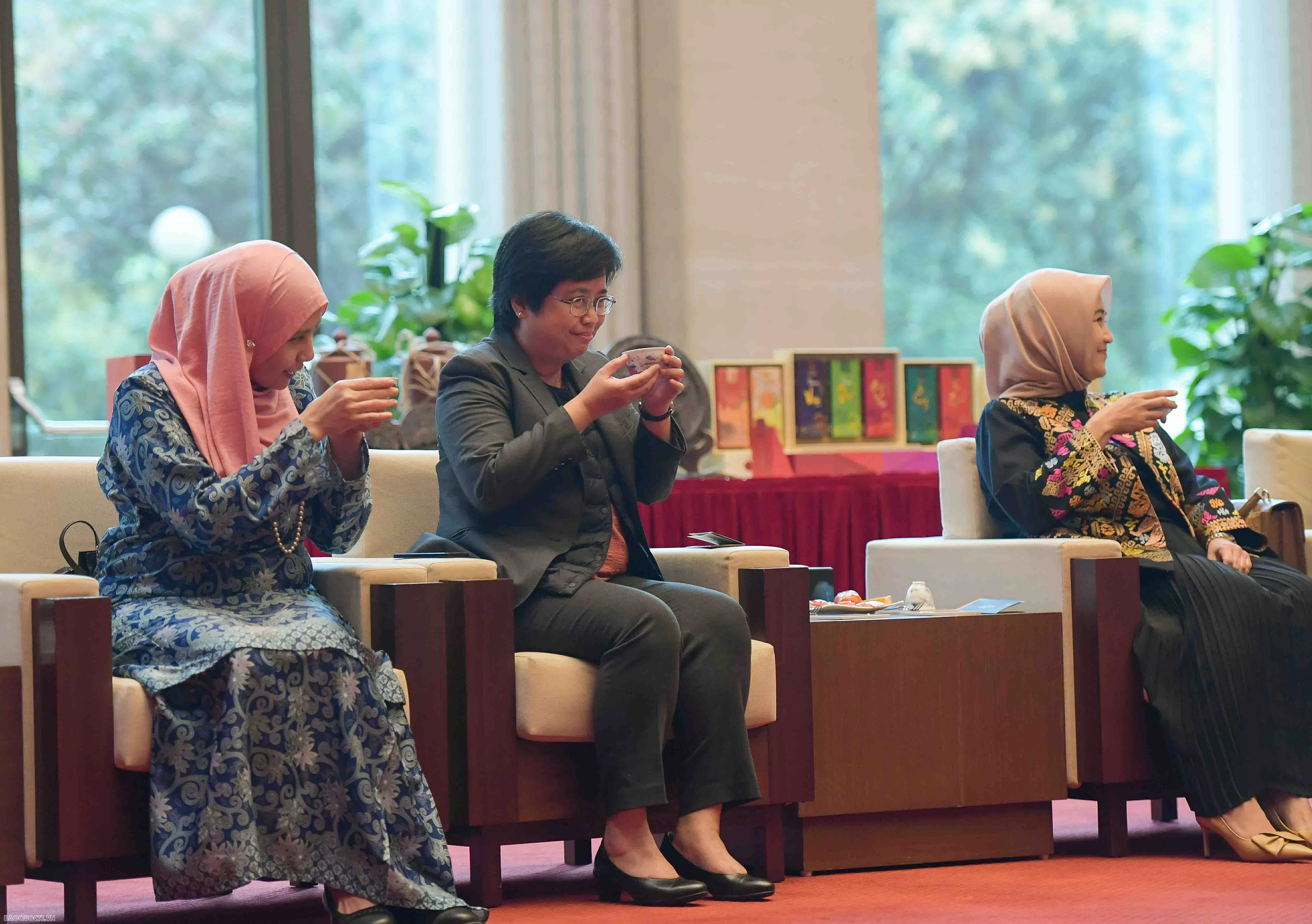 Phu nhân Chủ tịch Quốc hội tiếp Nhóm Phụ nữ cộng đồng ASEAN Phu nhân Chủ tịch Quốc hội Nguyễn Thị Thanh Nga tiếp Nhóm Phụ nữ cộng đồng ASEAN tại Hà Nội