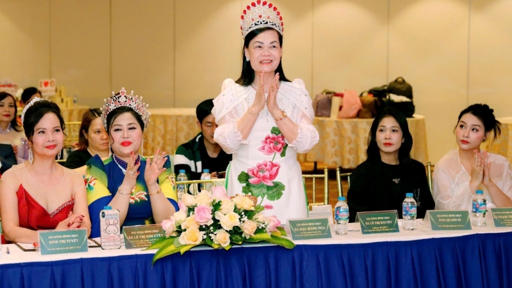 Hoa hậu Nhân ái Đậu Hằng Nga 'cầm cân nảy mực' cuộc thi Hoa hậu quý bà Đất Việt 2025