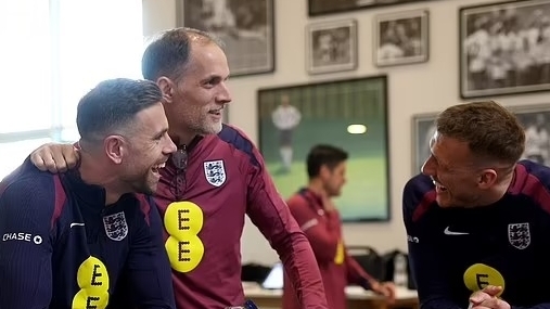 HLV Tuchel tay bắt mặt mừng chào đón dàn sao tuyển Anh