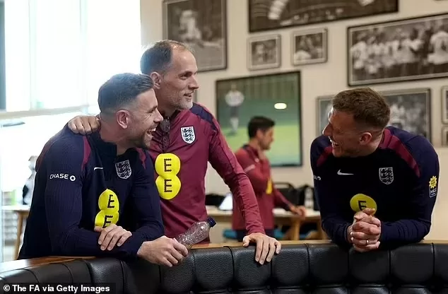 HLV Tuchel tay bắt mặt mừng chào đón dàn sao tuyển Anh