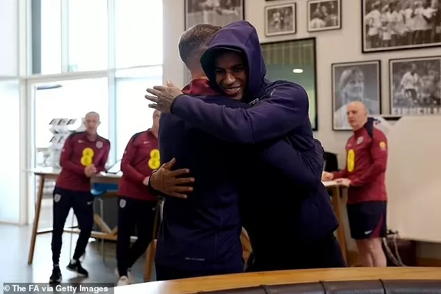 HLV Tuchel tay bắt mặt mừng chào đón dàn sao tuyển Anh