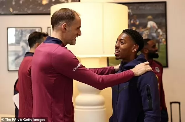HLV Tuchel tay bắt mặt mừng chào đón dàn sao tuyển Anh