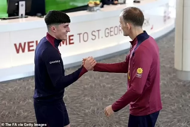 HLV Tuchel tay bắt mặt mừng chào đón dàn sao tuyển Anh