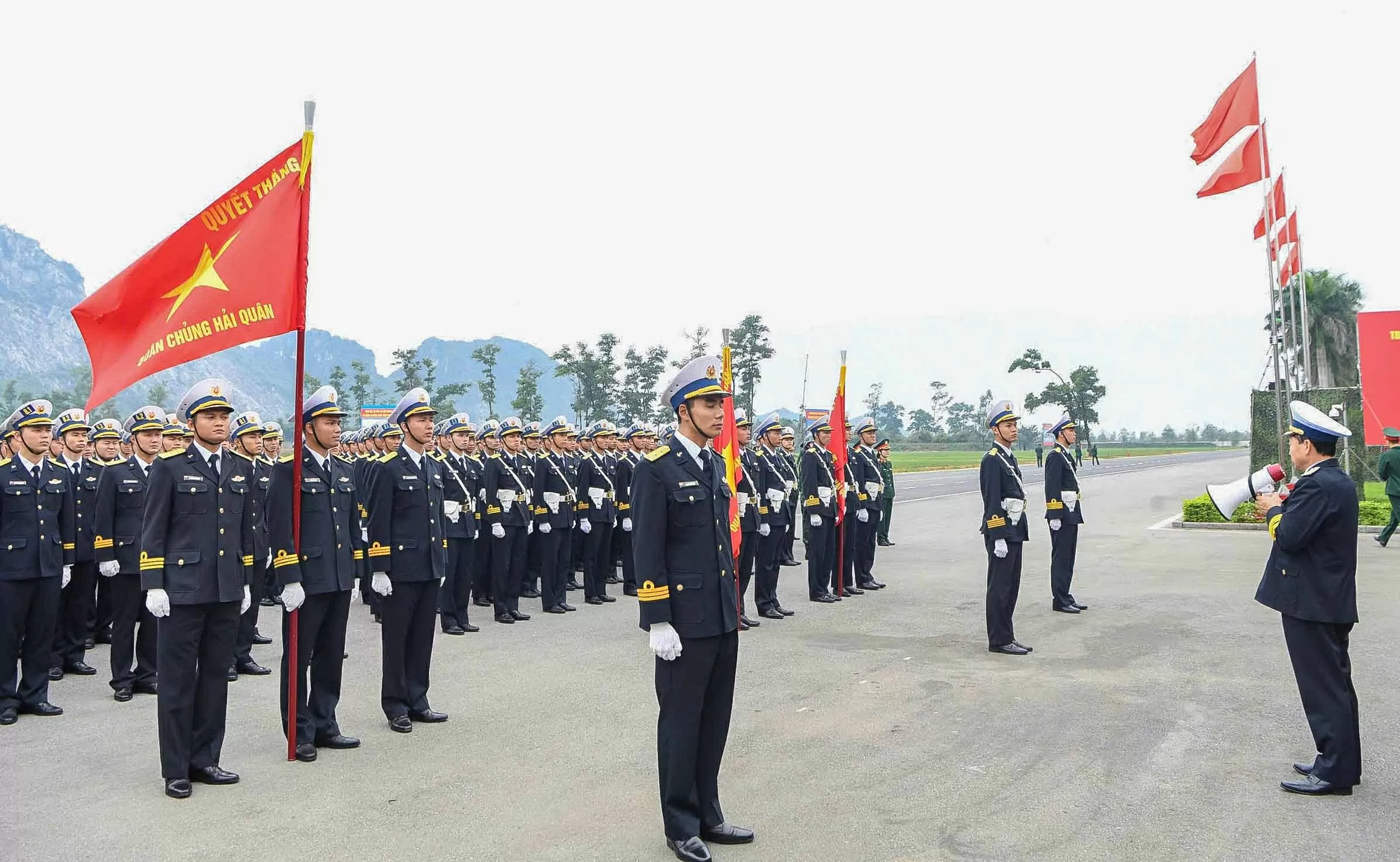 Phấn đấu, rèn luyện hoàn chỉnh kỹ thuật điều lệnh thể hiện được sức mạnh của quân đội Phấn đấu, rèn luyện hoàn chỉnh kỹ thuật điều lệnh thể hiện được sức mạnh của quân đội