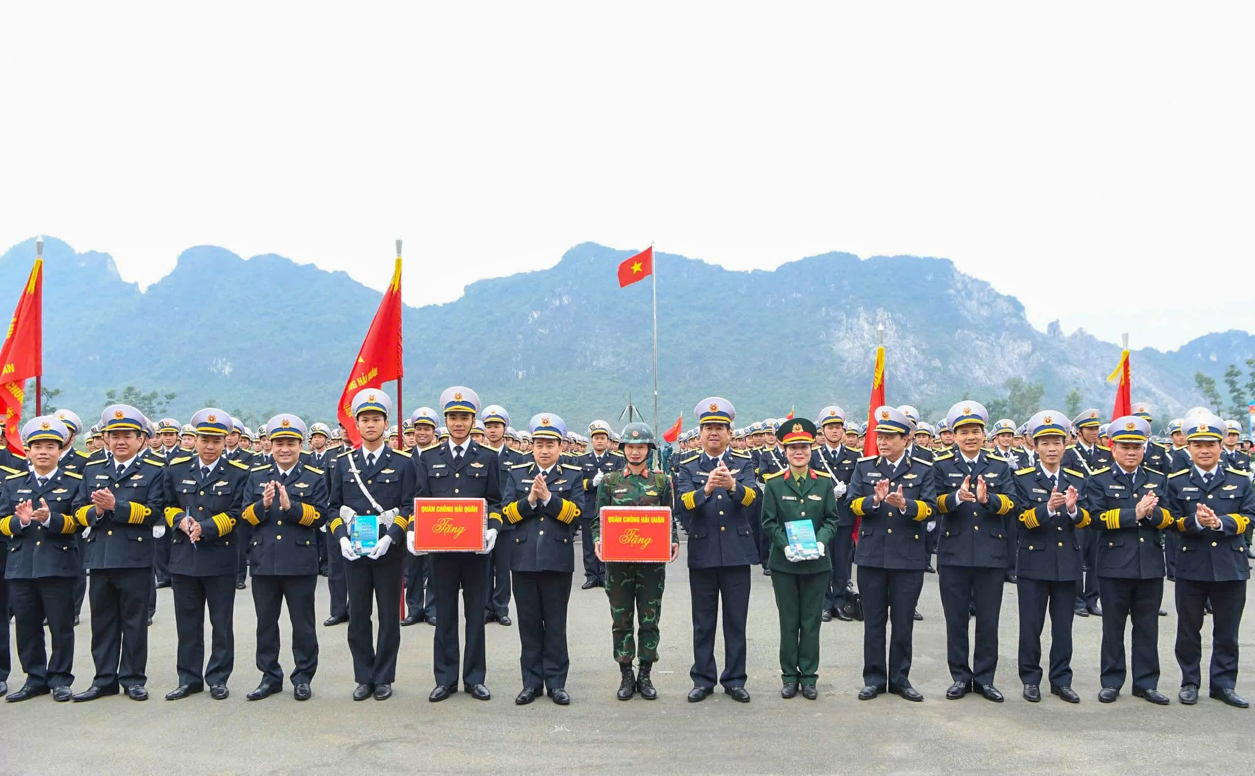 Phấn đấu, rèn luyện hoàn chỉnh kỹ thuật điều lệnh thể hiện được sức mạnh của quân đội Phấn đấu, rèn luyện hoàn chỉnh kỹ thuật điều lệnh thể hiện được sức mạnh của quân đội