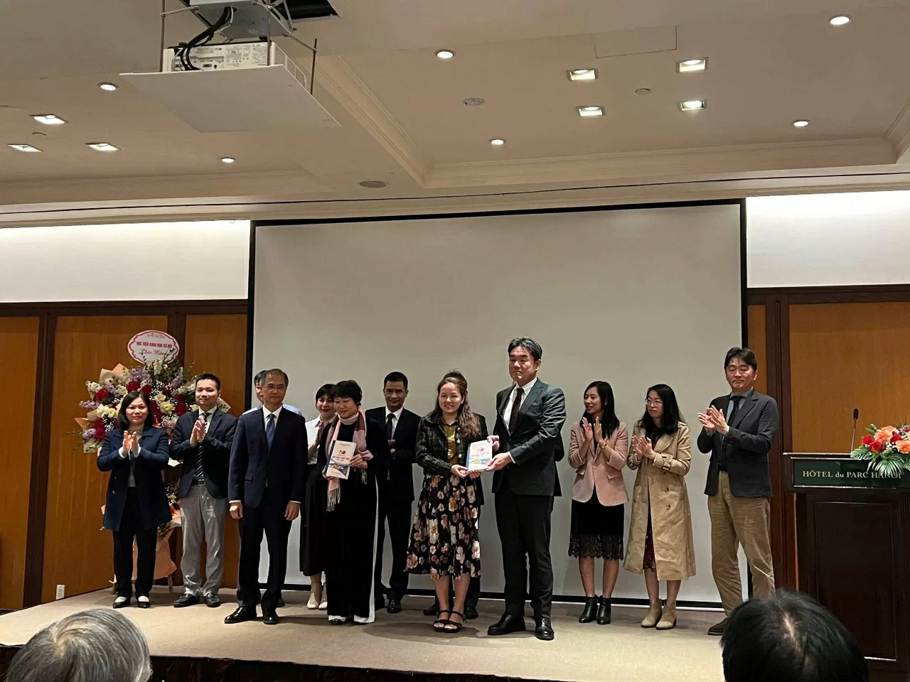 Lễ trao tặng sách. (Ảnh: Tuyết Hoa) Lễ trao tặng sách. (Ảnh: Tuyết Hoa)