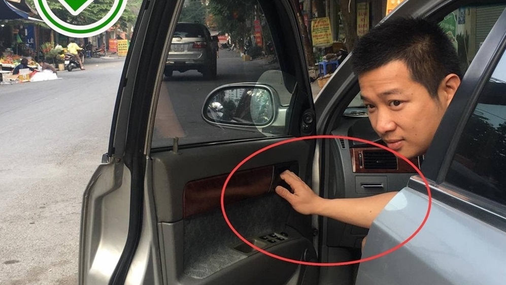 Vì sao được khuyên nên mở cửa xe ô tô bằng kiểu tay nghịch?