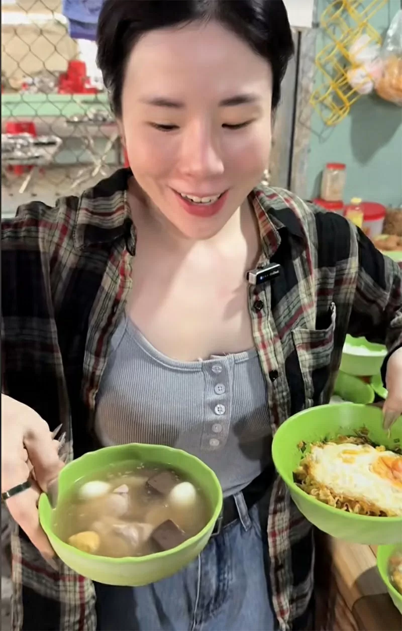 Hỉnh ảnh cô nàng review món ăn tuổi thơ của nhiều thế hệ học sinh. Hỉnh ảnh cô nàng review món ăn tuổi thơ của nhiều thế hệ học sinh.