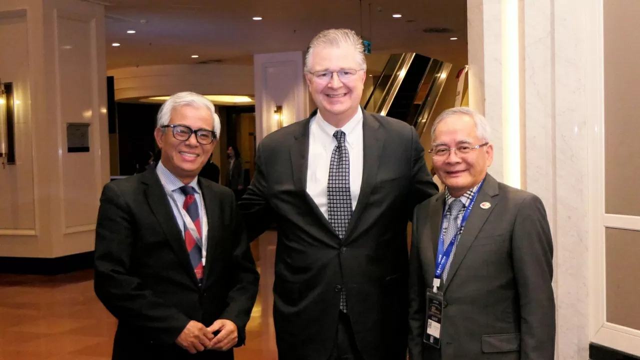 Các cựu Đại sứ Việt Nam và Hoa Kỳ gặp lại nhau tại buổi Lễ. (Ảnh:Thành Long) Các cựu Đại sứ Việt Nam và Hoa Kỳ gặp lại nhau tại buổi Lễ. (Ảnh:Thành Long)