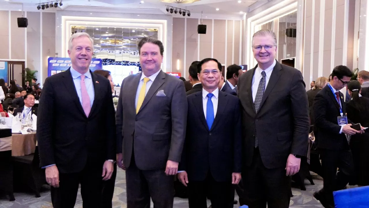 Phó Thủ tướng, Bộ trưởng Bộ Ngoại giao Bùi Thanh Sơn gặp mặt Đại sứ Hoa Kỳ tại Việt Nam qua các thời kỳ ( từ trái qua phải: Đại sứ Ted Osius, Đại sứ đương nhiệm Marc Knapper và Đại sứ Daniel Kritenbrink). (Ảnh:Thành Long) Phó Thủ tướng, Bộ trưởng Bộ Ngoại giao Bùi Thanh Sơn gặp mặt Đại sứ Hoa Kỳ tại Việt Nam qua các thời kỳ ( từ trái qua phải: Đại sứ Ted Osius, Đại sứ đương nhiệm Marc Knapper và Đại sứ Daniel Kritenbrink). (Ảnh:Thành Long)