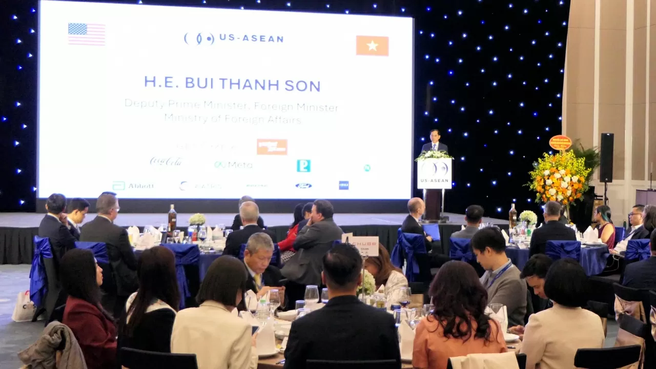 Phó Thủ Tướng, Bộ trưởng Bộ Ngoại giao Bùi Thanh Sơn phát biểu tại buổi lễ. (Ảnh:Thành Long) Phó Thủ Tướng, Bộ trưởng Bộ Ngoại giao Bùi Thanh Sơn phát biểu tại buổi lễ. (Ảnh:Thành Long)