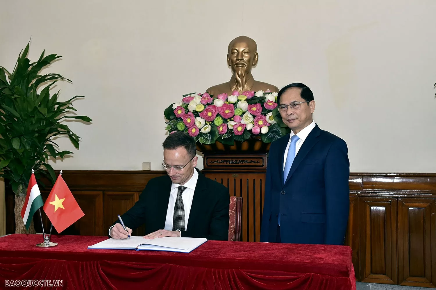 Phó Thủ tướng, Bộ trưởng Ngoại giao Bùi Thanh Sơn hội đàm với Bộ trưởng Ngoại giao và Kinh tế Đối ngoại Hungary Phó Thủ tướng, Bộ trưởng Ngoại giao Bùi Thanh Sơn hội đàm với Bộ trưởng Ngoại giao và Kinh tế Đối ngoại Hungary