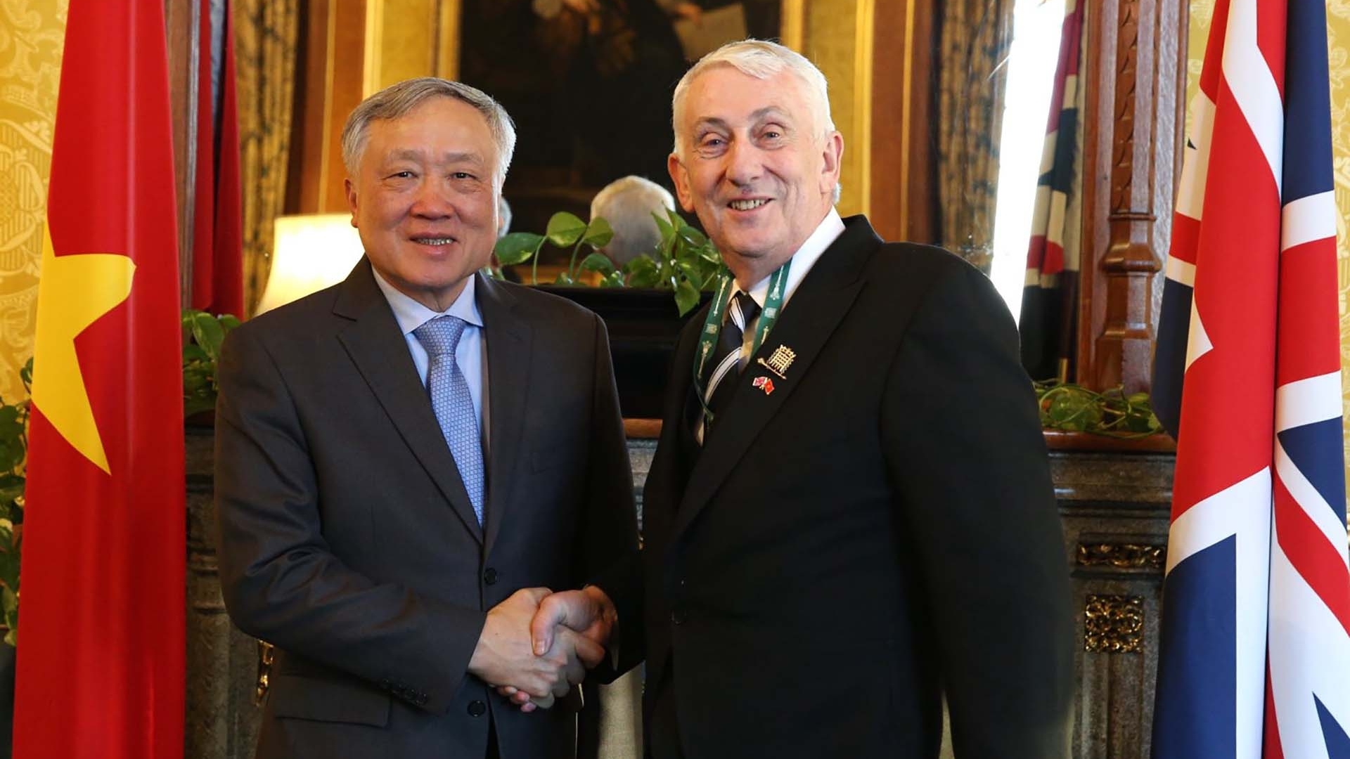 Phó Thủ tướng Thường trực Nguyễn Hòa Bình gặp Chủ tịch Hạ viện Anh Lindsay Hoyle