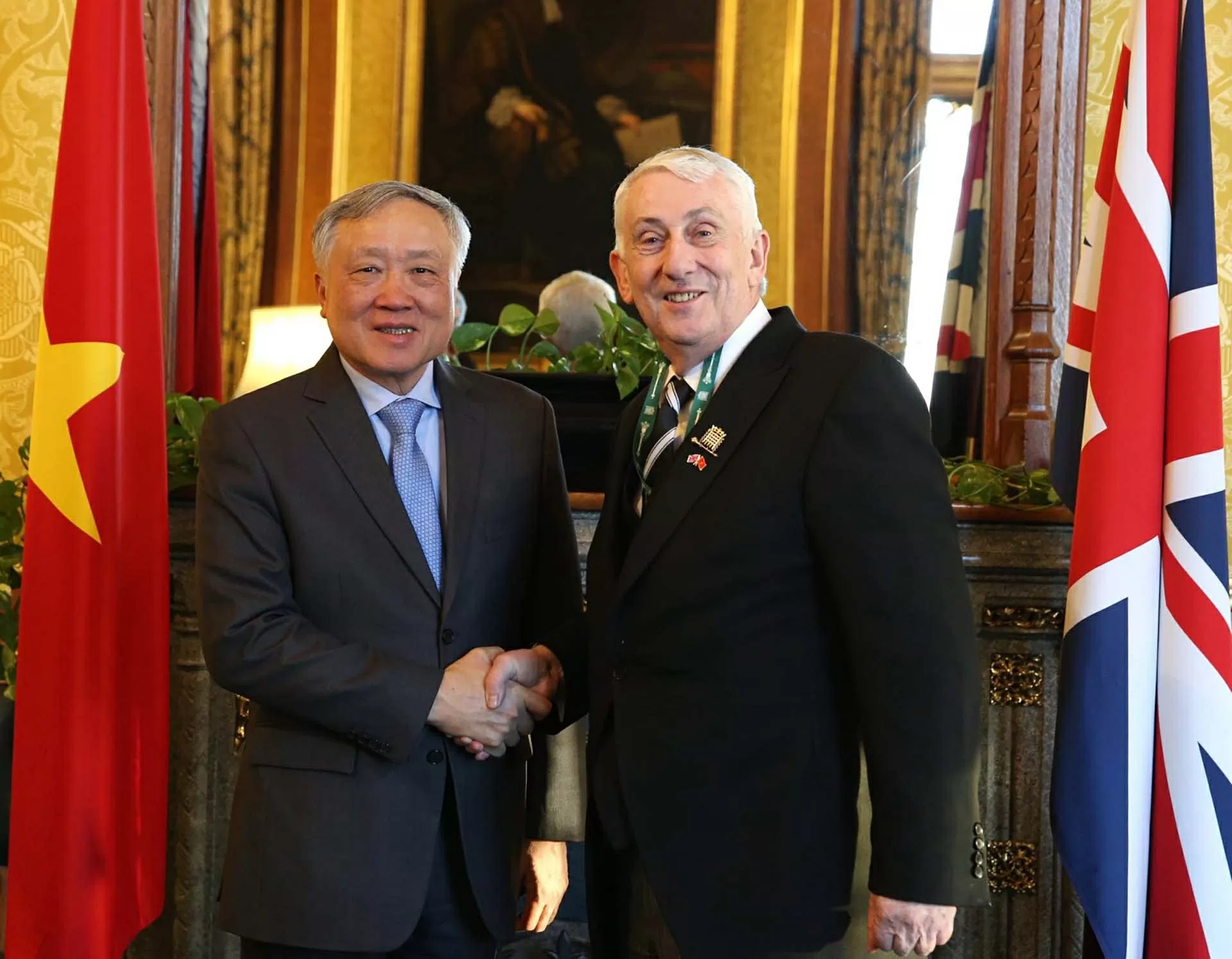 Phó Thủ tướng Thường trực Nguyễn Hòa Bình gặp Chủ tịch Hạ viện Anh Lindsay Hoyle Phó Thủ tướng Thường trực Nguyễn Hòa Bình gặp Chủ tịch Hạ viện Anh Lindsay Hoyle