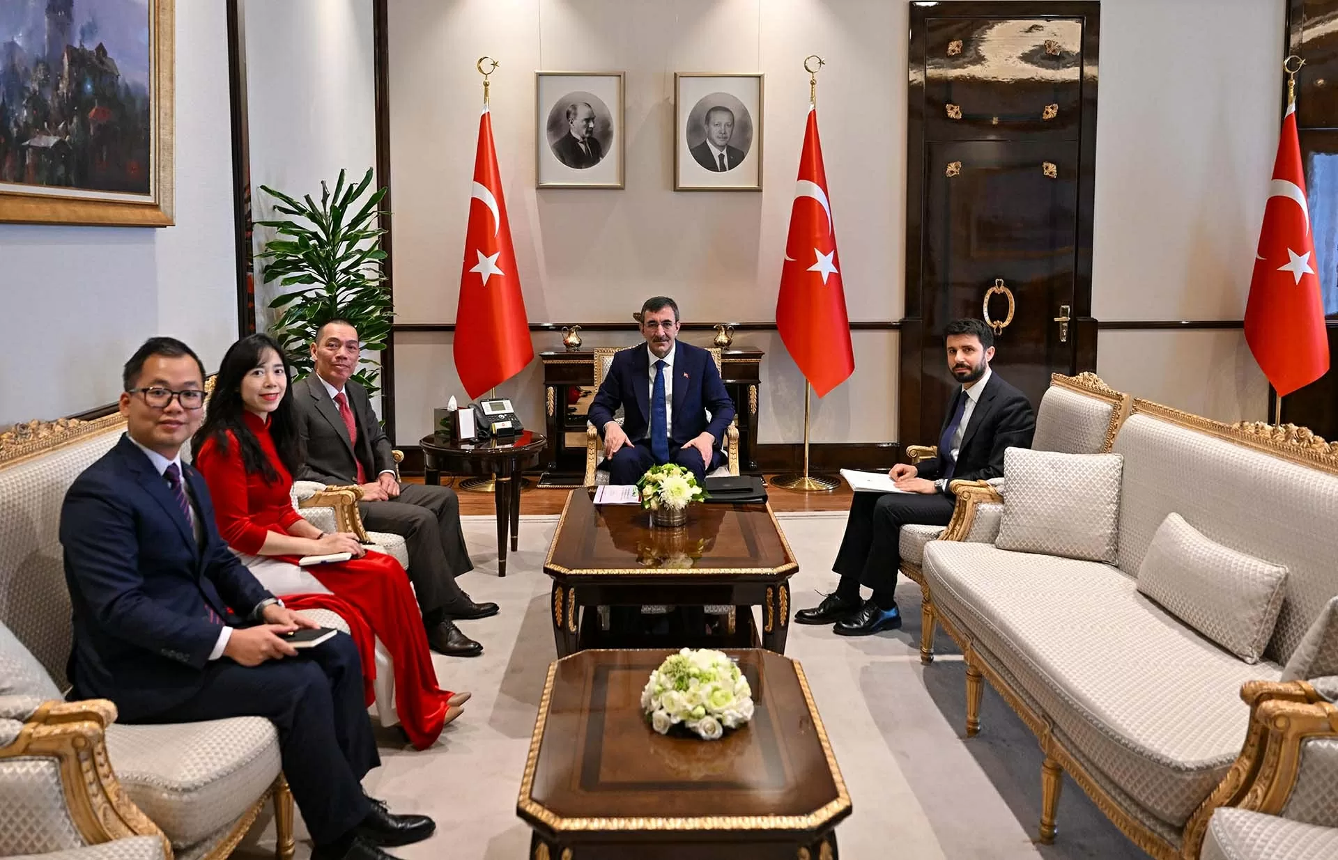 Phó Tổng thống Thổ Nhĩ Kỳ Cevdet Yilmaz chúc mừng và đánh giá cao những đóng góp ý nghĩa của Đại sứ Đỗ Sơn Hải trong việc phát triển quan hệ hữu nghị và hợp tác giữa hai nước. Phó Tổng thống Thổ Nhĩ Kỳ Cevdet Yilmaz chúc mừng và đánh giá cao những đóng góp ý nghĩa của Đại sứ Đỗ Sơn Hải trong việc phát triển quan hệ hữu nghị và hợp tác giữa hai nước.