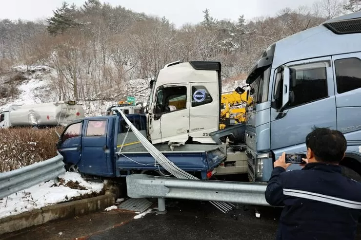 Khung cảnh trắng xoá ở Hàn Quốc sau khi bị bão tuyết ‘tấn công’