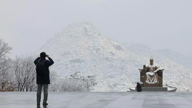 Khung cảnh trắng xoá ở Hàn Quốc sau khi bị bão tuyết ‘tấn công’ Khung cảnh trắng xoá ở Hàn Quốc sau khi bị bão tuyết ‘tấn công’