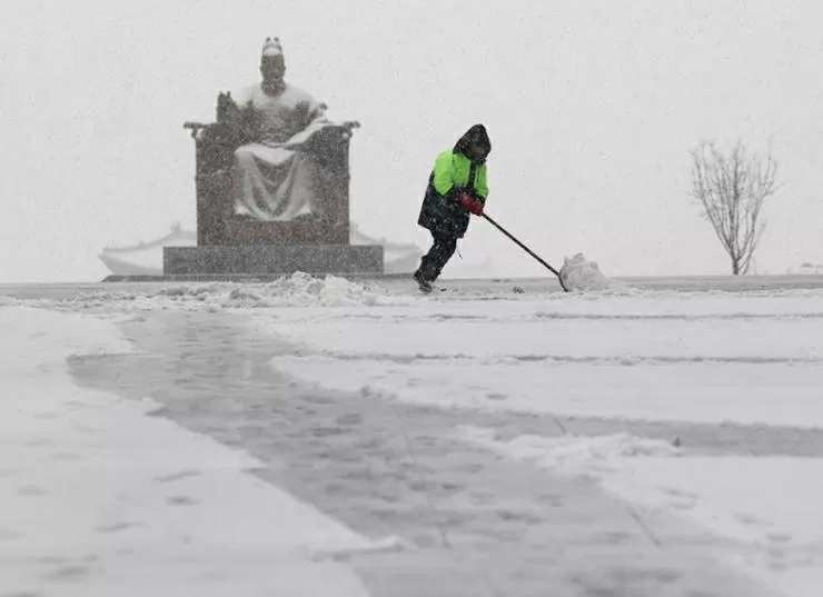 Khung cảnh trắng xoá ở Hàn Quốc sau khi bị bão tuyết ‘tấn công’ Khung cảnh trắng xoá ở Hàn Quốc sau khi bị bão tuyết ‘tấn công’