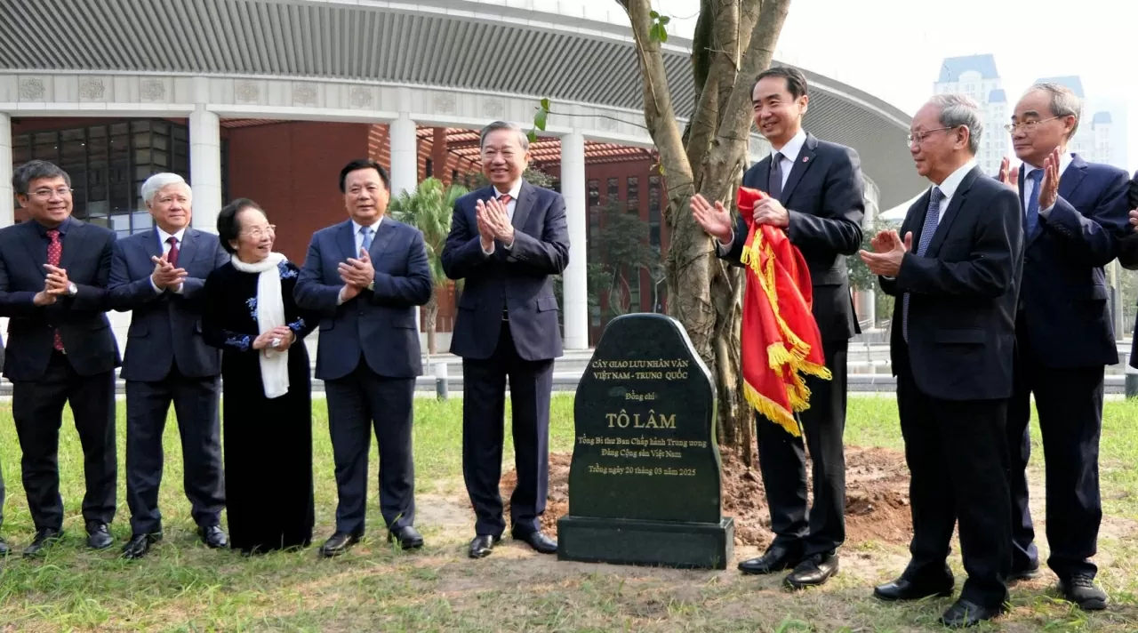 Tổng Bí thư dự chương trình Gặp gỡ lưu học sinh, sinh viên Việt-Trung các thời kỳ Tổng Bí thư dự chương trình Gặp gỡ lưu học sinh, sinh viên Việt-Trung các thời kỳ