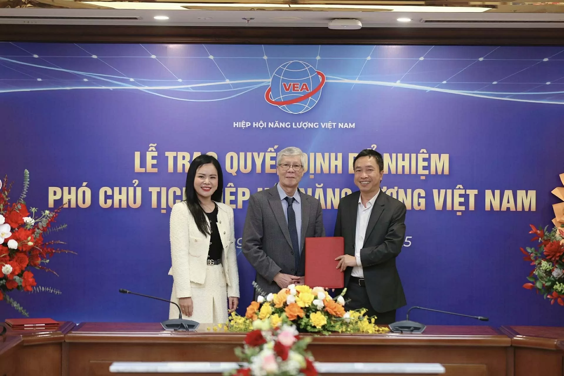 Lãnh đạo Hiệp hội NLVN trao Quyết định kết nạp hội viên Hiệp hội cho đại diện Tập đoàn Năng lượng T&T (T&T Energy) Lãnh đạo Hiệp hội NLVN trao Quyết định kết nạp hội viên Hiệp hội cho đại diện Tập đoàn Năng lượng T&T (T&T Energy)