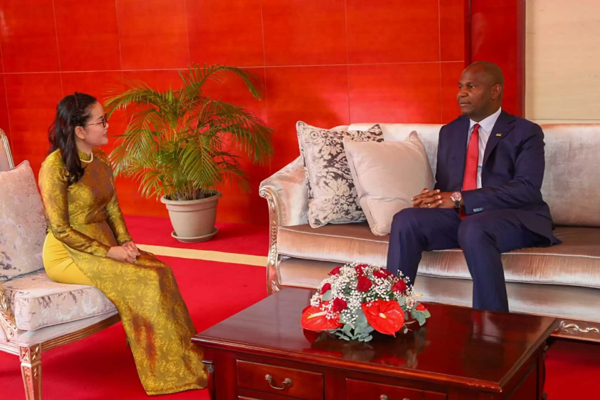 Đại sứ Trần Thị Thu Thìn trình Thư ủy nhiệm lên Tổng thống Mozambique Đại sứ Trần Thị Thu Thìn trình Thư ủy nhiệm lên Tổng thống Mozambique