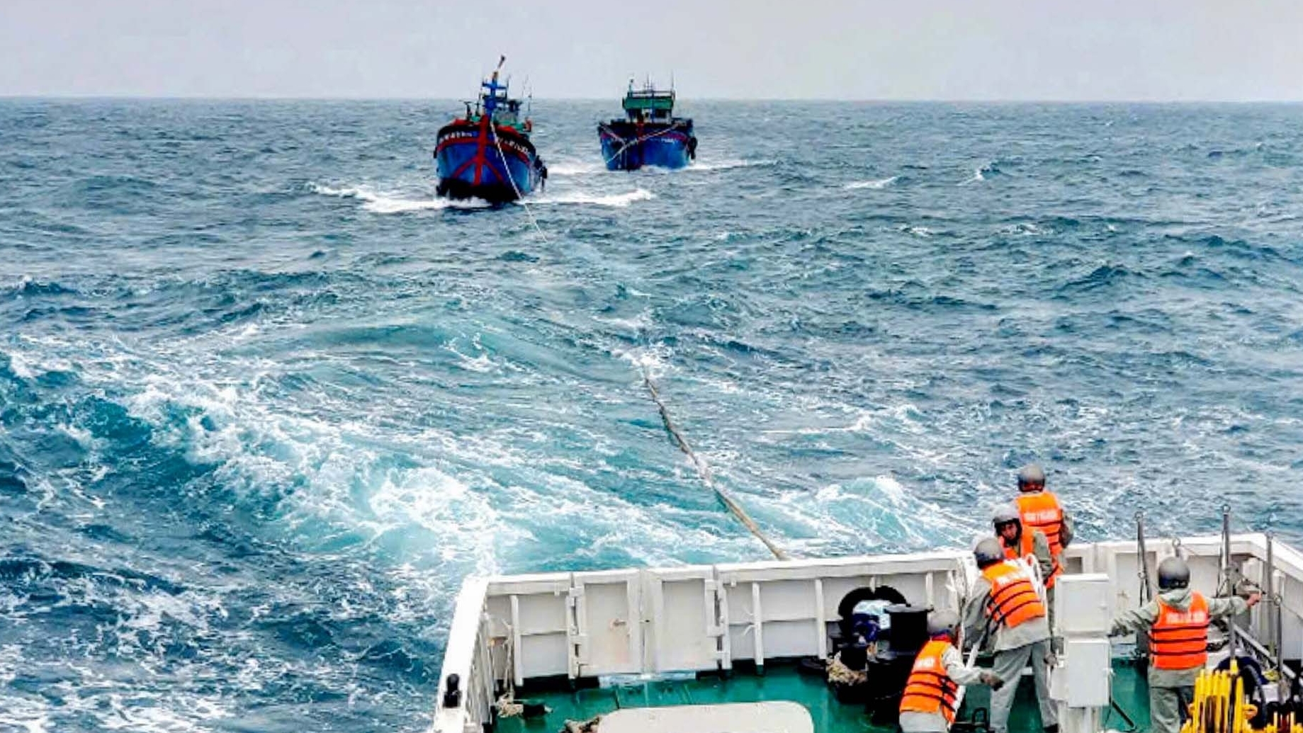 Vùng 3 Hải quân cứu kéo 2 tàu cá cùng ngư dân gặp nạn trên biển