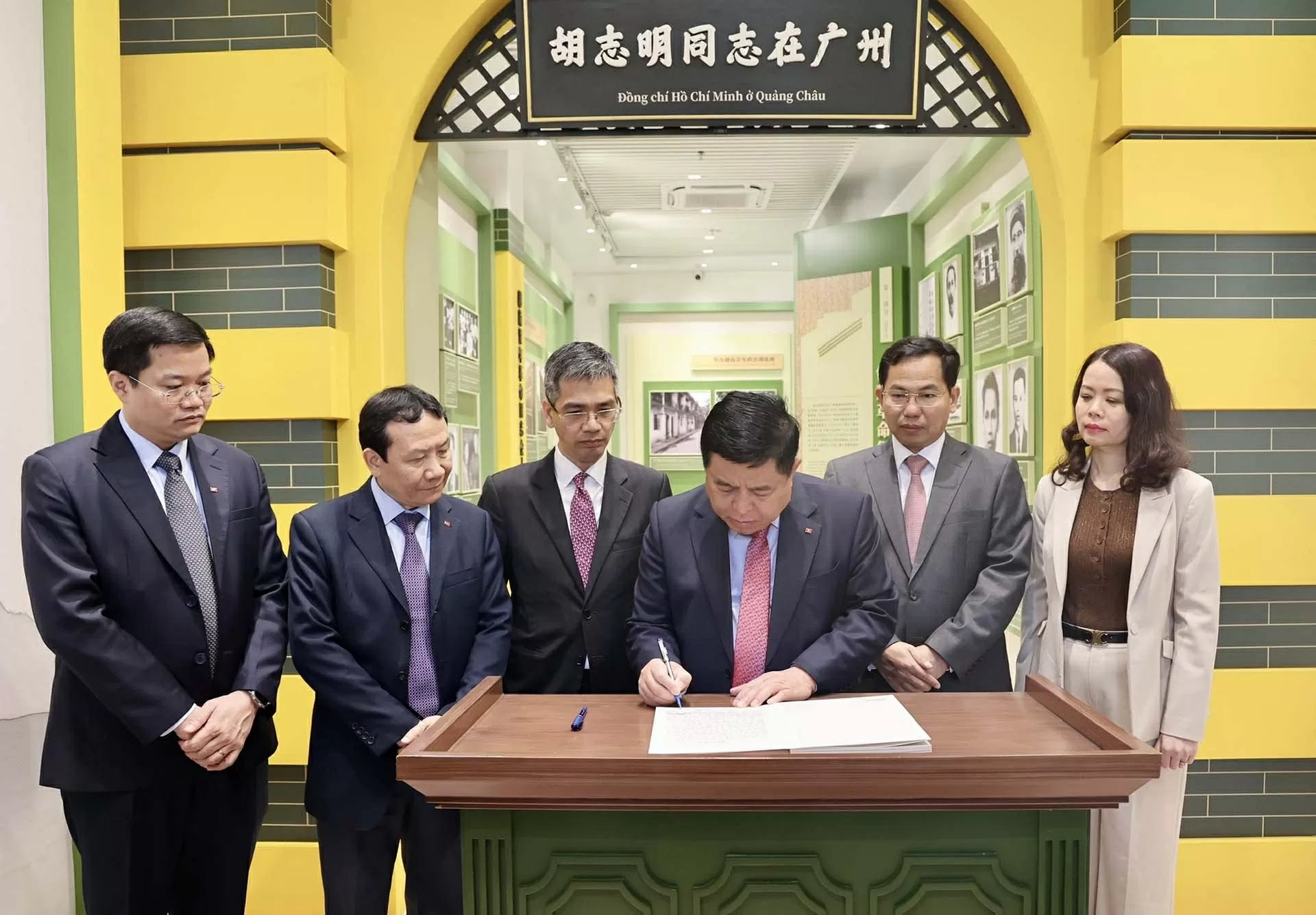 Phó Thủ tướng Nguyễn Chí Dũng thăm làm việc tại tỉnh Quảng Đông, Trung Quốc