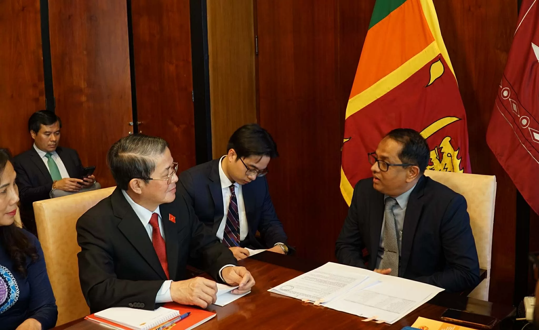 Việt Nam luôn coi trọng vun đắp quan hệ hữu nghị truyền thống và hợp tác nhiều mặt với Sri Lanka Việt Nam luôn coi trọng vun đắp quan hệ hữu nghị truyền thống và hợp tác nhiều mặt với Sri Lanka