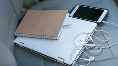 Những vật dụng hằng ngày lái xe không nên để quên trong ô tô