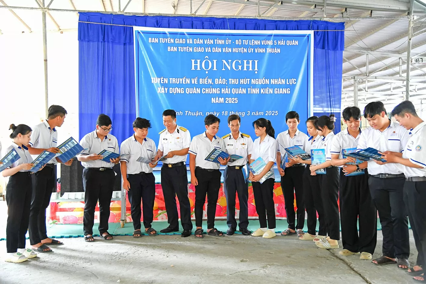 Phổ biến thông tin về biển, đảo cho hơn 4.000 người tại Kiên Giang Phổ biến thông tin về biển, đảo cho hơn 4.000 người tại Kiên Giang