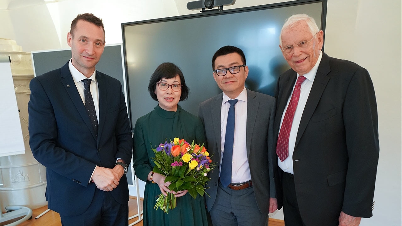 Đại sứ Việt Nam tại Áo Vũ Lê Thái Hoàng thăm, làm việc tại trường Đại học IMC Krems