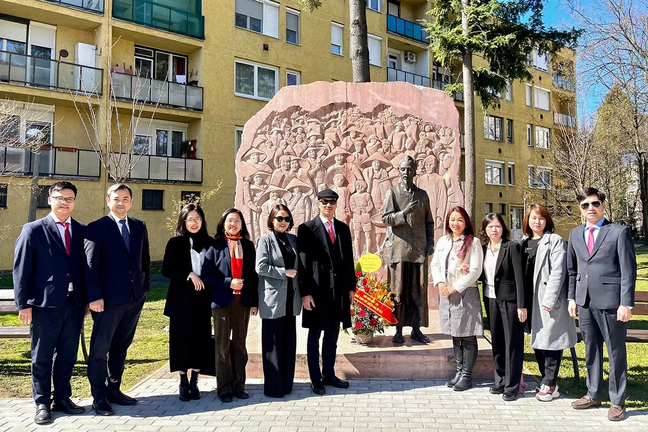 Đại sứ Việt Nam tại Hungary Bùi Lê Thái và đoàn công tác đã đến đặt hoa, bày tỏ lòng thành kính và biết ơn vô hạn đối với Chủ tịch Hồ Chí Minh tại Tượng đài của Người ở Zalaegerszeg. Đại sứ Việt Nam tại Hungary Bùi Lê Thái và đoàn công tác đã đến đặt hoa, bày tỏ lòng thành kính và biết ơn vô hạn đối với Chủ tịch Hồ Chí Minh tại Tượng đài của Người ở Zalaegerszeg.