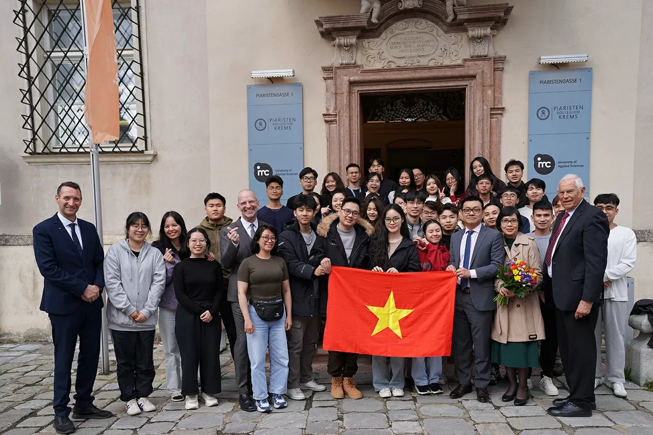 Đại sứ Vũ Lê Thái Hoàng và phu nhân giao lưu cùng các em học viên Việt Nam.