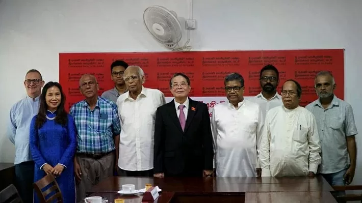 Phó Chủ tịch Quốc hội Nguyễn Đức Hải làm việc với Tổng Bí thư Weerasinghe Geeganage và Ban lãnh đạo Đảng Cộng sản Sri Lanka. (Nguồn: VOV) Phó Chủ tịch Quốc hội Nguyễn Đức Hải làm việc với Tổng Bí thư Weerasinghe Geeganage và Ban lãnh đạo Đảng Cộng sản Sri Lanka. (Nguồn: VOV)