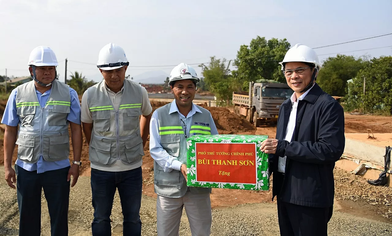 Phó Thủ tướng tặng quà động viên cán bộ, kỹ sư trên công trường dự án. (Ảnh: Hải Minh)