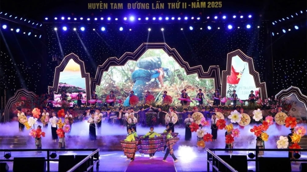 Lai Châu tưng bừng khai hội Putaleng, mời gọi du khách về miền đỗ quyên