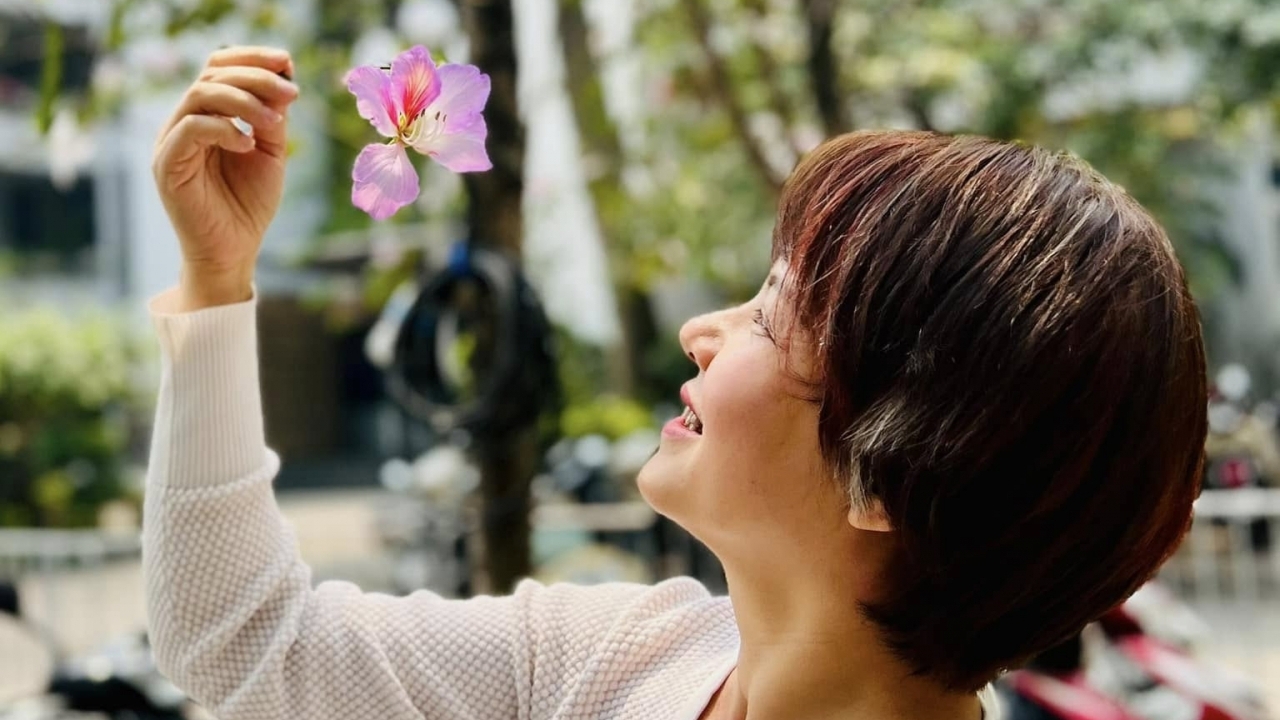 Diễm Quỳnh rạng rỡ chụp cùng hoa ban, Ốc Thanh Vân nhan sắc mặn mà