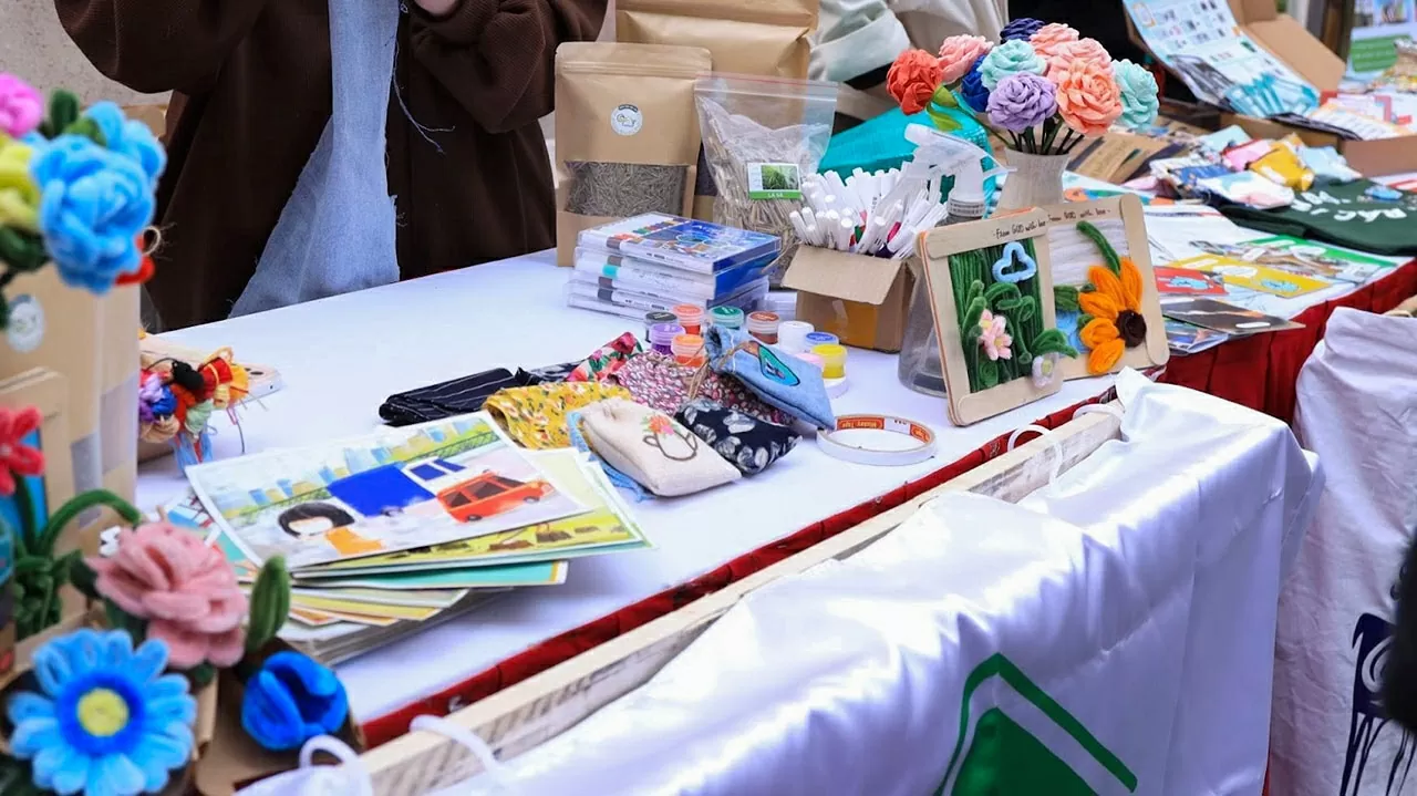 Lễ hội tắt đèn bật ý tưởng 2025: ‘Tắt đèn’ để thấy ‘ý tưởng’ sáng. Rác thải được tái chế thành những đồ vật xinh xắn. Lễ hội tắt đèn bật ý tưởng 2025: ‘Tắt đèn’ để thấy ‘ý tưởng’ sáng. Rác thải được tái chế thành những đồ vật xinh xắn.