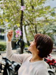 Diễm Quỳnh rạng rỡ chụp cùng hoa ban, Ốc Thanh Vân nhan sắc mặn mà