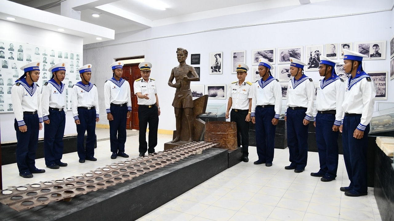 Chiến sĩ mới Vùng 5 Hải quân tham quan, học tập tại Trại giam Phú Quốc