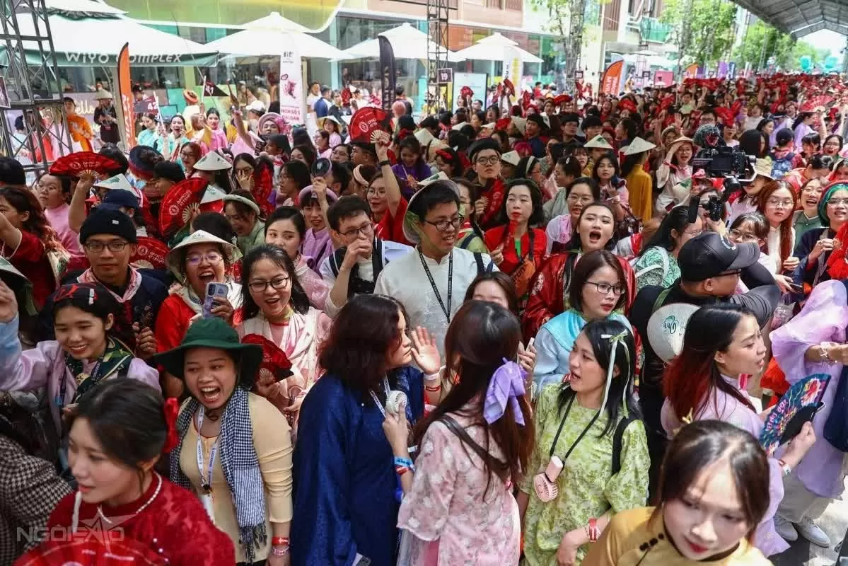 Fan mặc trang phục truyền thống khi xem concert theo khuyến khích tôn vinh văn hóa Việt Nam từ ban tổ chức.