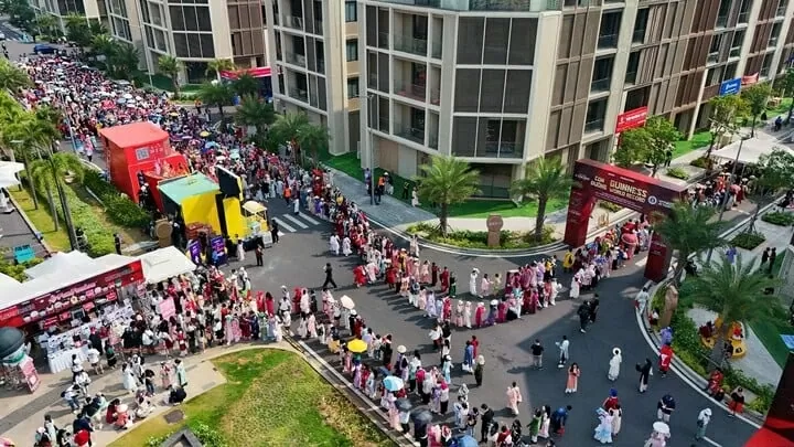 Với sự hưởng ứng của hàng nghìn người, chương trình tạo nên ấn tượng mạnh về sự gắn kết của cộng đồng, lan tỏa tinh thần tự hào dân tộc qua những bộ trang phục truyền thống. (Nguồn: VTC) Với sự hưởng ứng của hàng nghìn người, chương trình tạo nên ấn tượng mạnh về sự gắn kết của cộng đồng, lan tỏa tinh thần tự hào dân tộc qua những bộ trang phục truyền thống. (Nguồn: VTC)