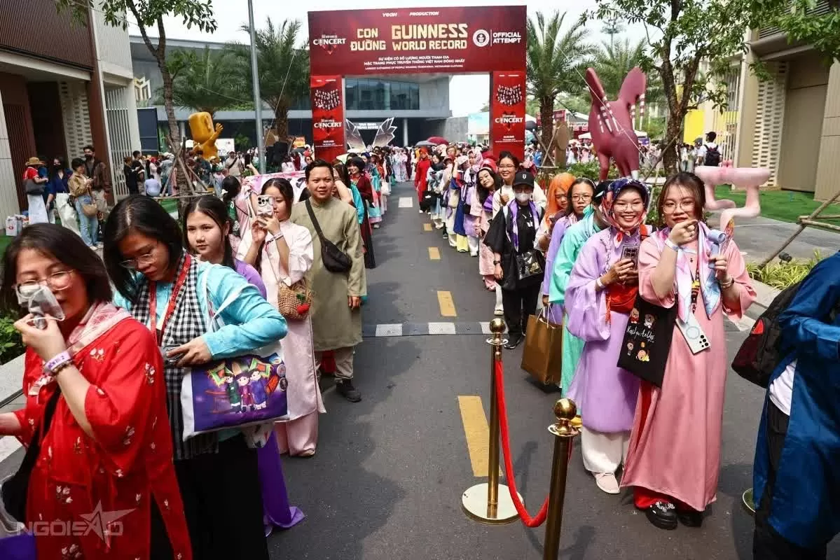 hán giả xếp hàng dưới thời tiết hơn 31 độ C. hán giả xếp hàng dưới thời tiết hơn 31 độ C.