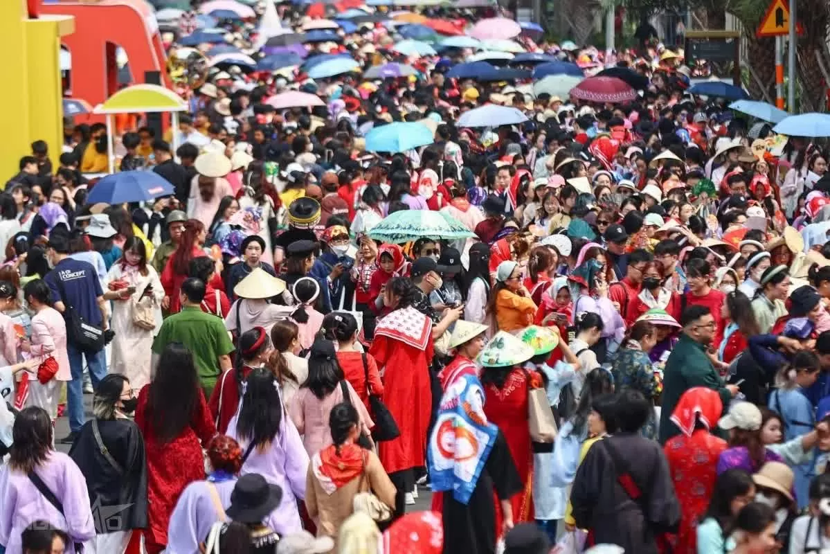 Họ tham gia các hoạt động bên lề như xác lập Kỷ lục Guinness 'Sự kiện có số lượng người tham gia mặc trang phục truyền thống Việt Nam đông nhất', chụp ảnh ở các gian hàng của fan và nhà tài trợ, trước khi tận hưởng không gian âm nhạc với 33 anh tài. Đường vào địa điểm biểu diễn kẹt cứng cả km. Họ tham gia các hoạt động bên lề như xác lập Kỷ lục Guinness 'Sự kiện có số lượng người tham gia mặc trang phục truyền thống Việt Nam đông nhất', chụp ảnh ở các gian hàng của fan và nhà tài trợ, trước khi tận hưởng không gian âm nhạc với 33 anh tài. Đường vào địa điểm biểu diễn kẹt cứng cả km.