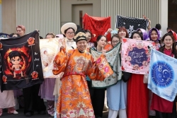 'Biển người' diện trang phục truyền thống trước giờ concert 3 Anh trai vượt ngàn chông gai lên sóng