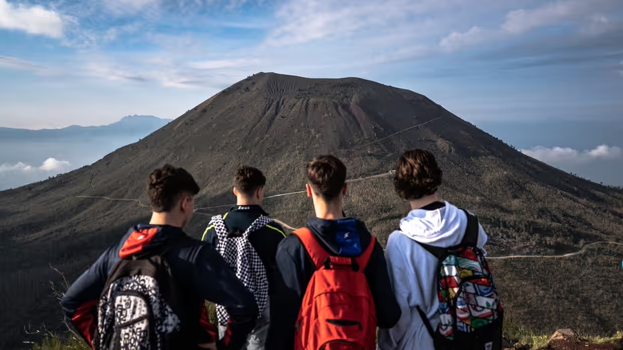 Cuộc sống ở vùng núi lửa Phlegraean Fields của Italy